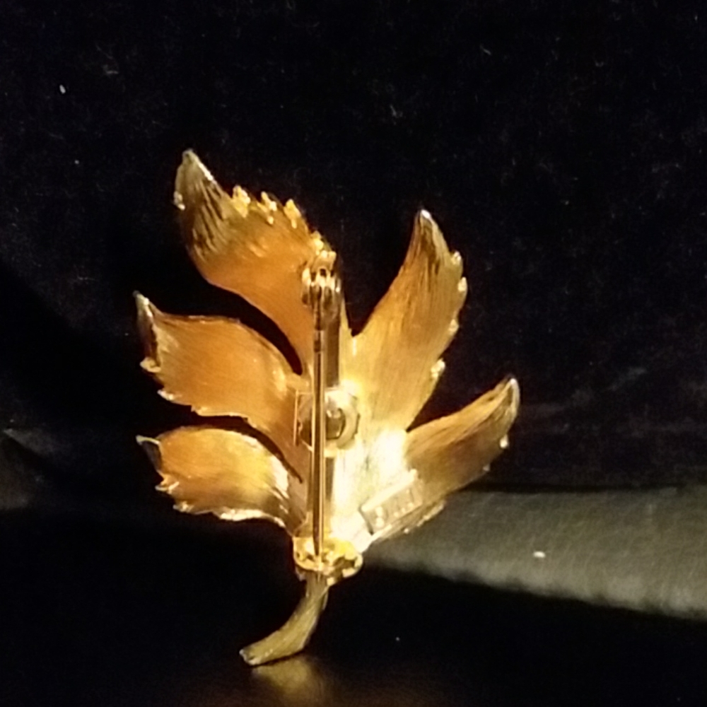 Gold Tone  Leaf Brooche - Picture 2 of 4